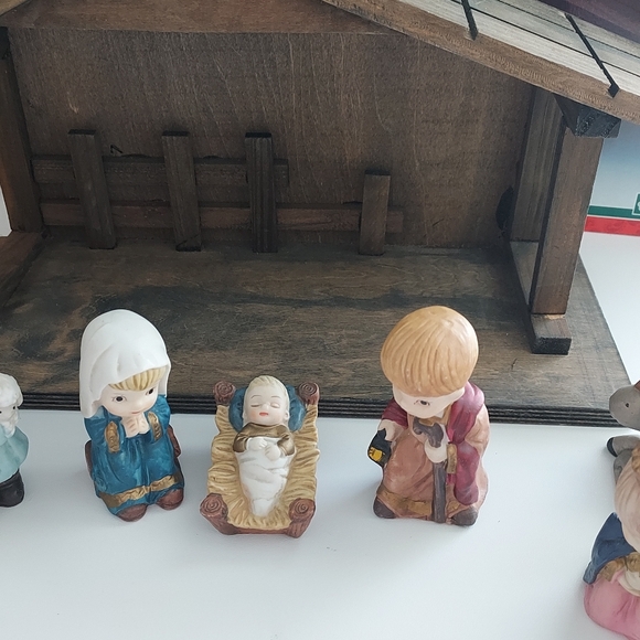 Christmas Children Porcelain Nativity Wood Stable Manger With Box Jeweled READ - Picture 6 of 10